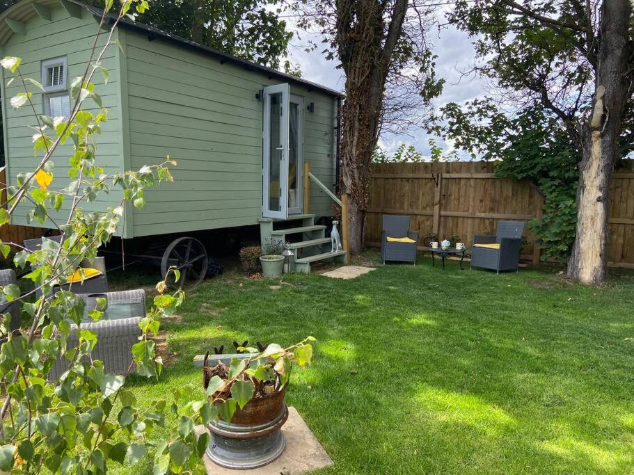 Beautiful Shepherd'S Hut Newmarket  Extérieur photo