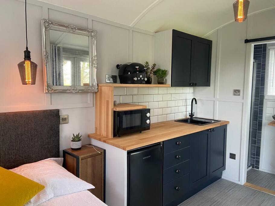 Beautiful Shepherd'S Hut Newmarket  Extérieur photo