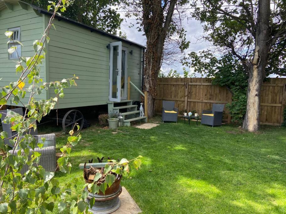 Beautiful Shepherd'S Hut Newmarket  Extérieur photo