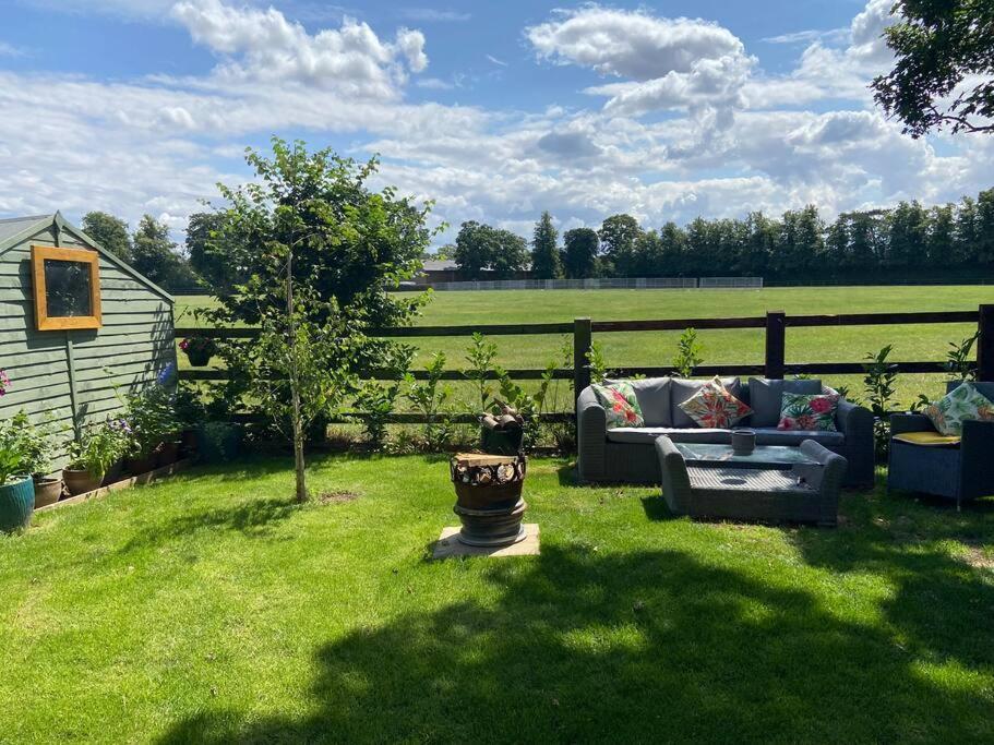 Beautiful Shepherd'S Hut Newmarket  Extérieur photo