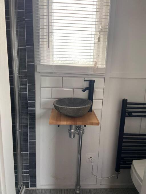 Beautiful Shepherd'S Hut Newmarket  Extérieur photo