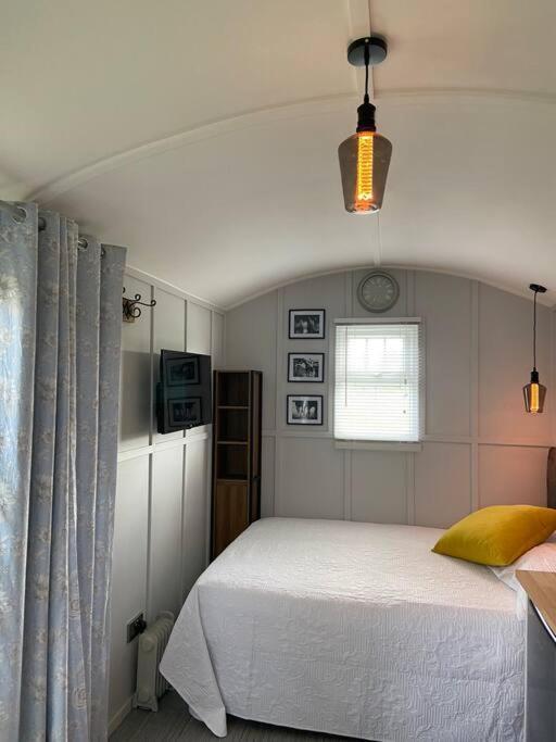 Beautiful Shepherd'S Hut Newmarket  Extérieur photo