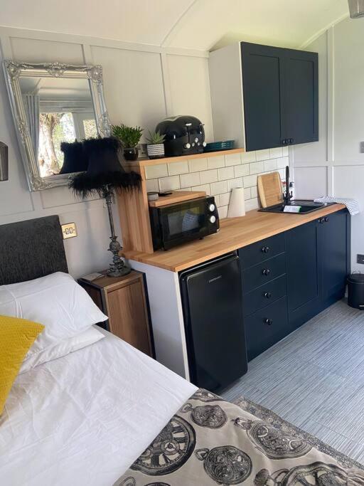 Beautiful Shepherd'S Hut Newmarket  Extérieur photo